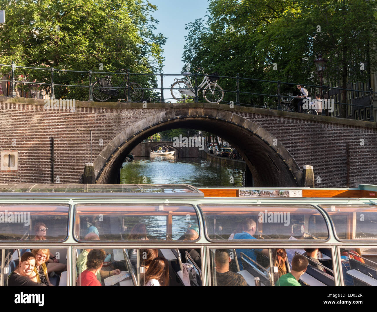 Canaux d'Amsterdam. Les sept ponts du Reguliersgracht vus d'un bateau de croisière sur le canal avec des touristes dans le canal Herengracht Banque D'Images