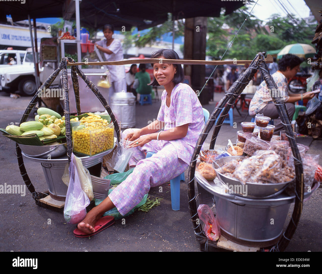 Femme vendant des fruits, Bình Tây Marché, Cholon, District 6, Ho Chi Minh Ville (Saigon), République socialiste du Vietnam Banque D'Images