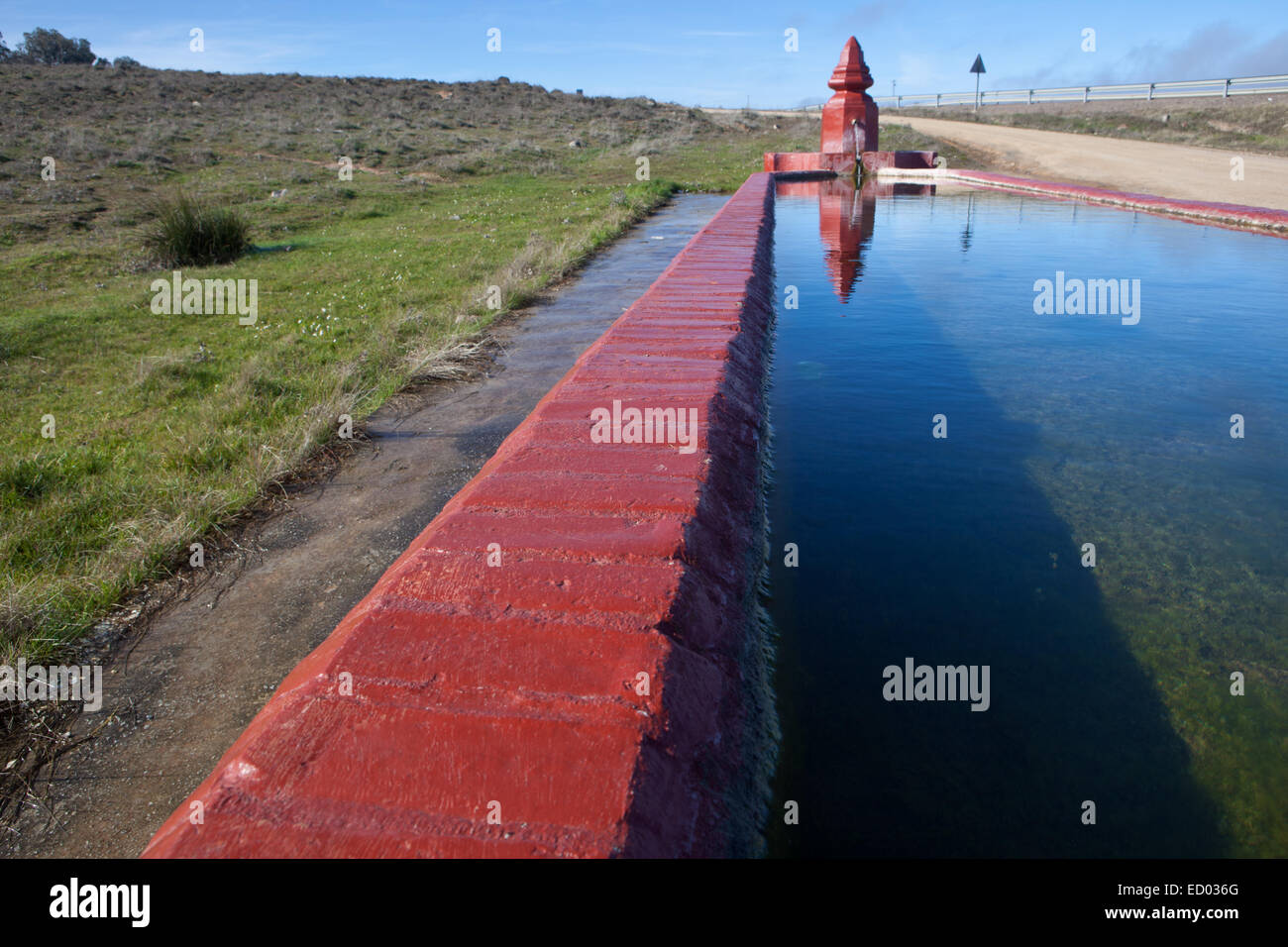 Fontaine bassin rural et avec des conteneurs pour des fins d'élevage en agriculture, Espagne Banque D'Images