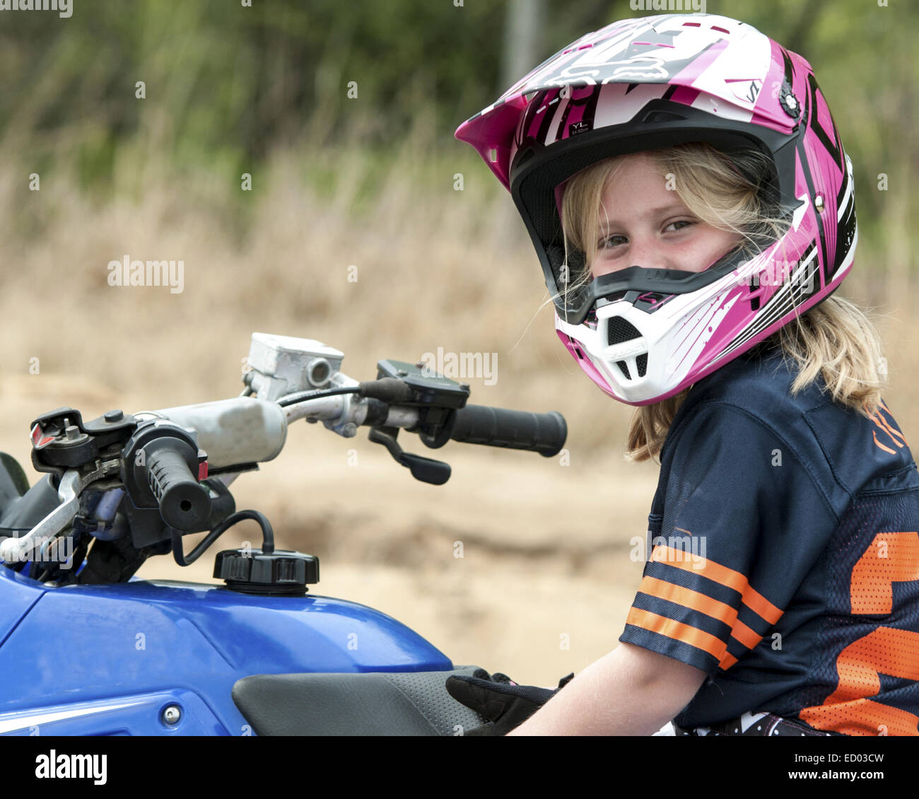 7-8 ans girl riding sur un 4-roues. Close up Banque D'Images