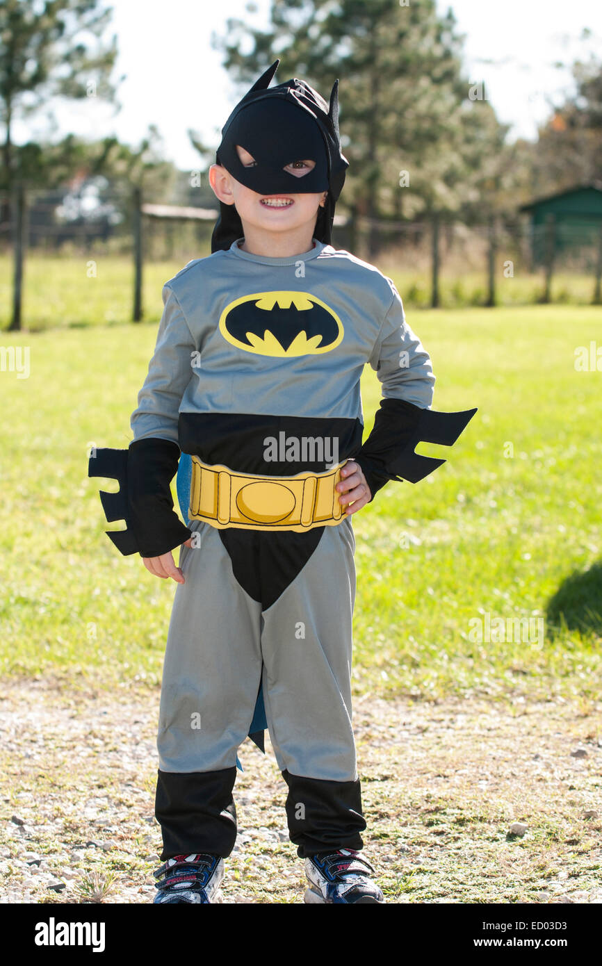 4-5 ans garçon dans un costume de Batman. Le masque est en travers. Il est  debout, une main sur sa hanche. Il est à l'extérieur Photo Stock - Alamy