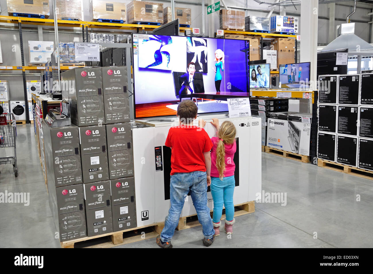 Les enfants qui regardaient la télévision dans un magasin Costco Wholesale, Hayes Rd, Hounslow, Greater London, Angleterre, Royaume-Uni Banque D'Images