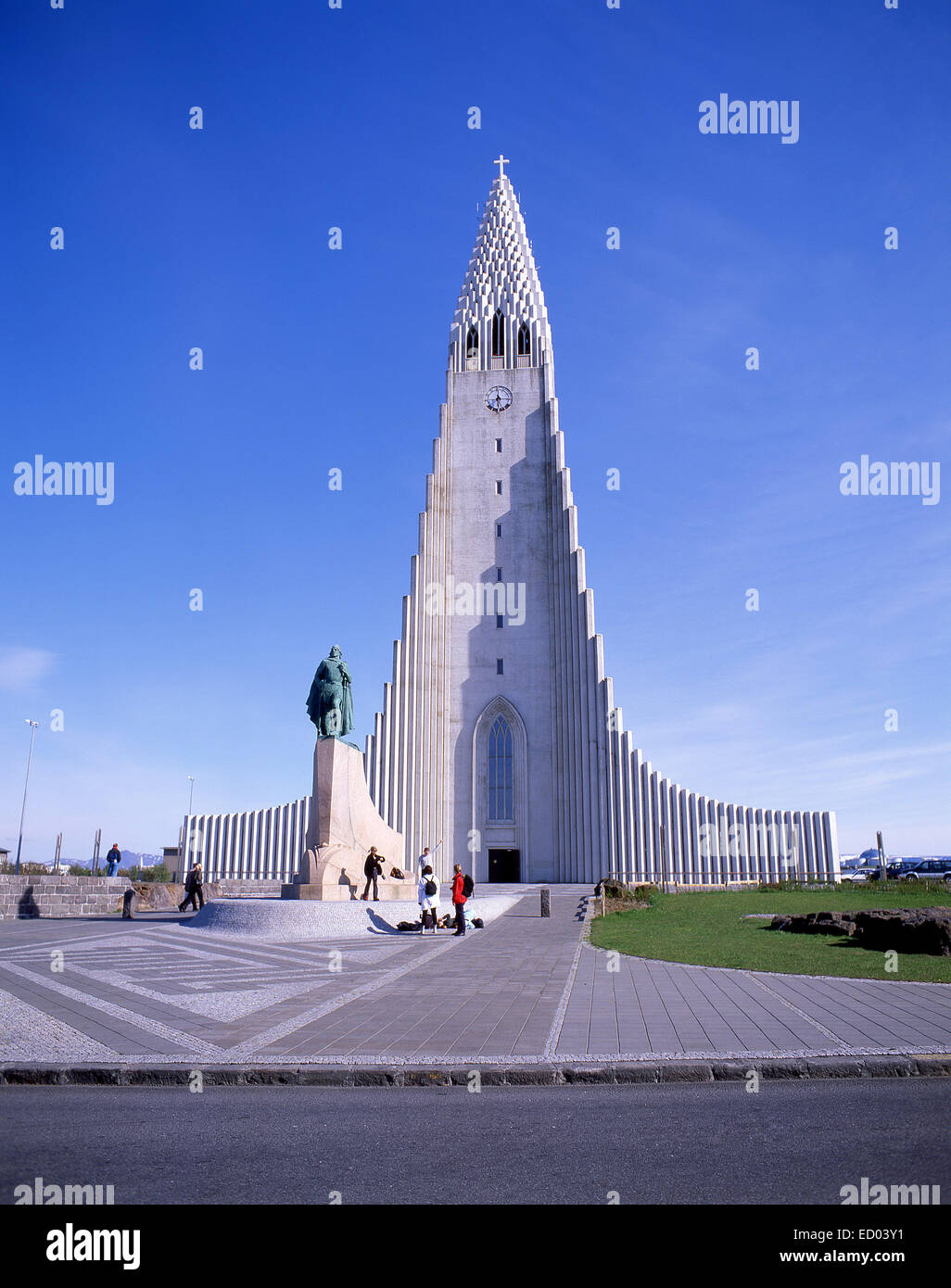 (L'église de Hallgrímskirkja Hallgrímur) montrant la statue, Leif Erikson Skólavörðustígur, Reykjavík, la capitale nationale, de l'Islande Banque D'Images