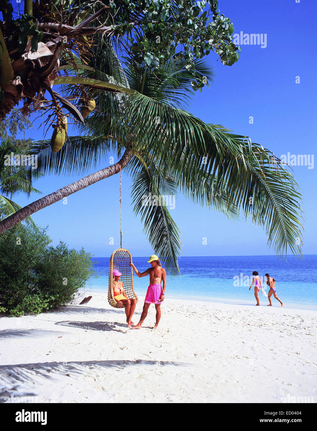 Couple on tropical beach, Holiday Island, Atoll de Kaafu, République des Maldives Banque D'Images