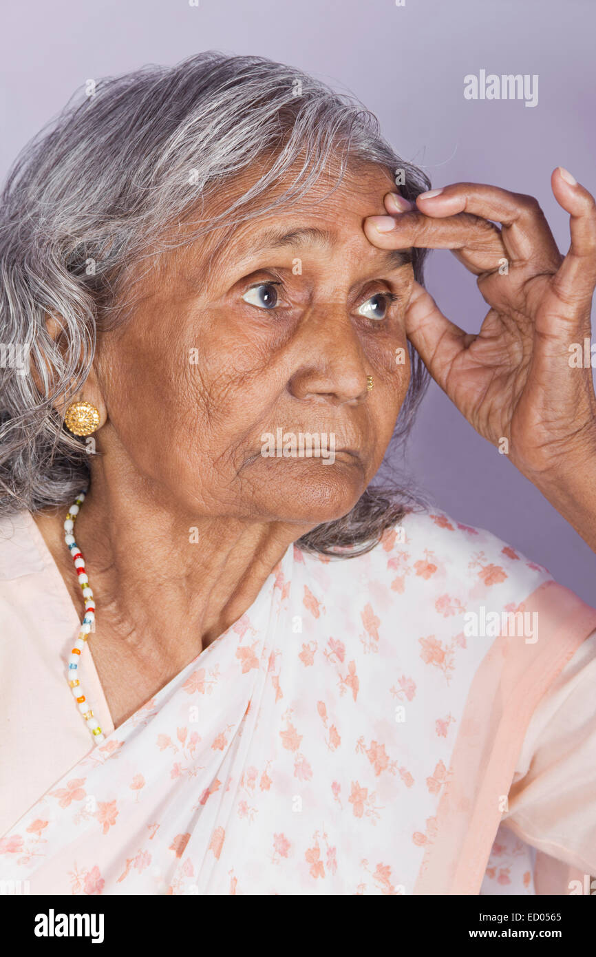 1 Old Indian Woman Head Ache Banque D'Images