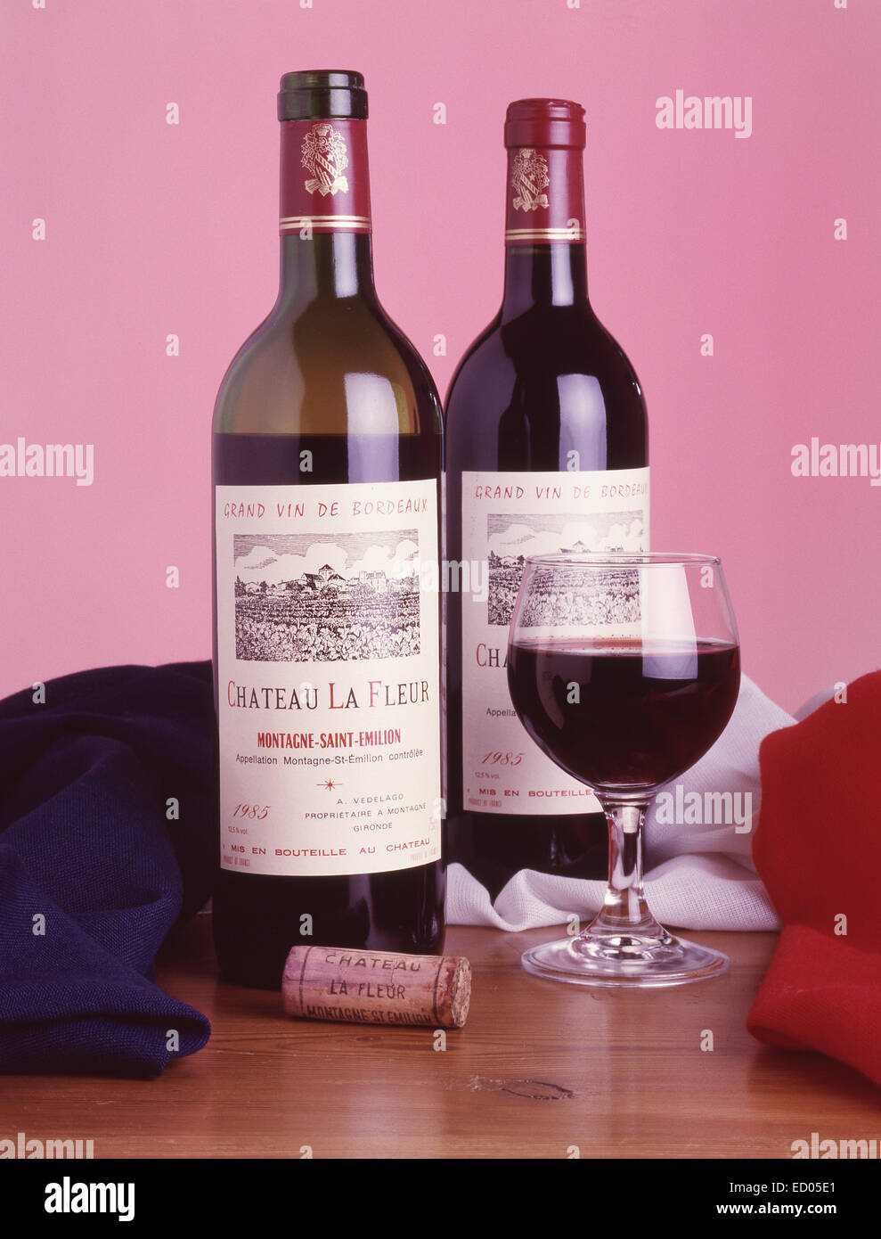 Château La Fleur du vin français et d'un drapeau (studio still life), Paris, Île-de-France, France Banque D'Images