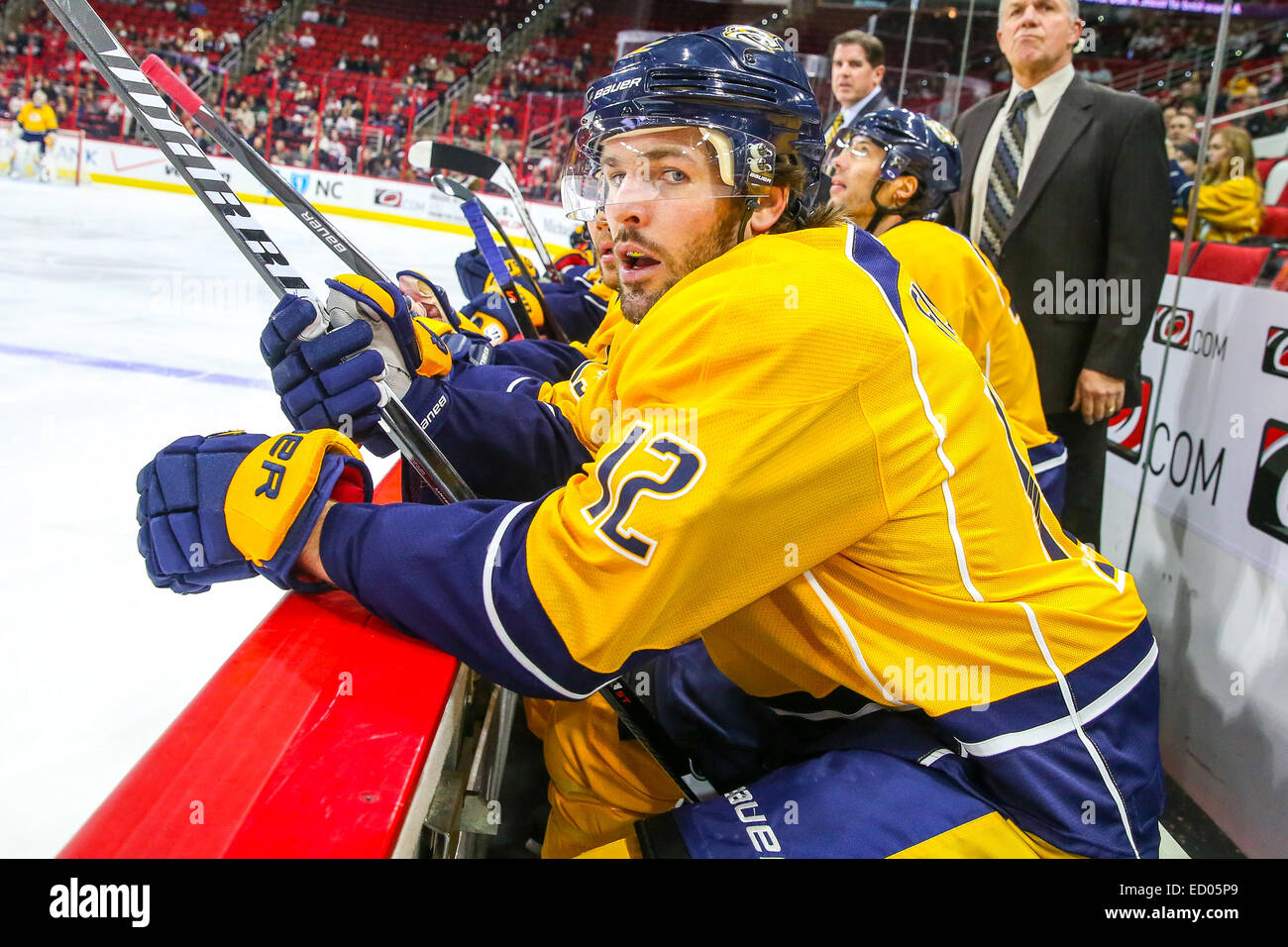 Centre des Nashville Predators Mike Fisher (12) au cours de la partie de la LNH entre les Predators de Nashville et les Hurricanes de la Caroline au PNC Arena. Les Hurricanes de la Caroline a défait les Predators de Nashville2-1. Banque D'Images