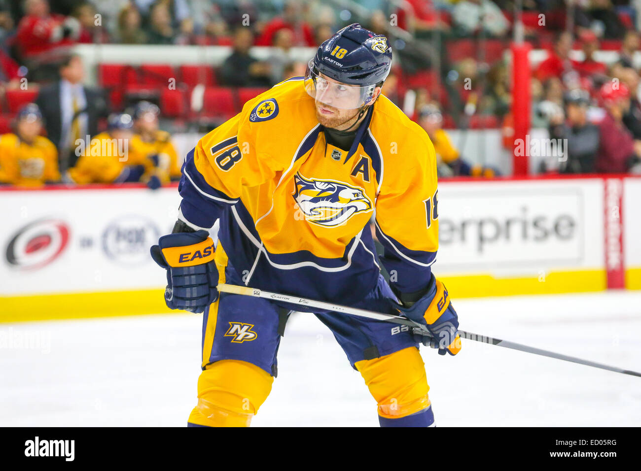 L'aile gauche des Nashville Predators James Neal (18) au cours de la partie de la LNH entre les Predators de Nashville et les Hurricanes de la Caroline au PNC Arena. Les Hurricanes de la Caroline a défait les Predators de Nashville 2-1. Banque D'Images