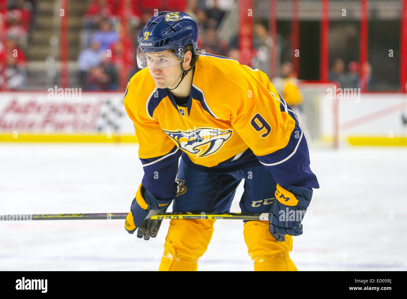 Centre des Nashville Predators Filip Forsberg (9) au cours de la partie de la LNH entre les Predators de Nashville et les Hurricanes de la Caroline au PNC Arena. Les Hurricanes de la Caroline a défait les Predators de Nashville 2-1. Banque D'Images