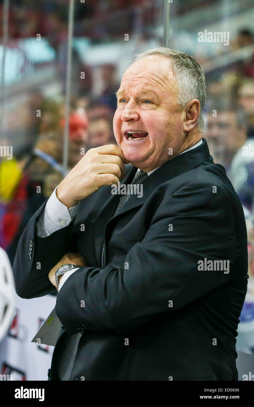 Maple Leafs de Toronto l'entraîneur-chef Randy Carlyle au cours de la partie de la LNH entre les Maple Leafs de Toronto et les Hurricanes de la Caroline au PNC Arena. Les Hurricanes de la Caroline a défait les Maple Leafs de Toronto 4-1. Banque D'Images