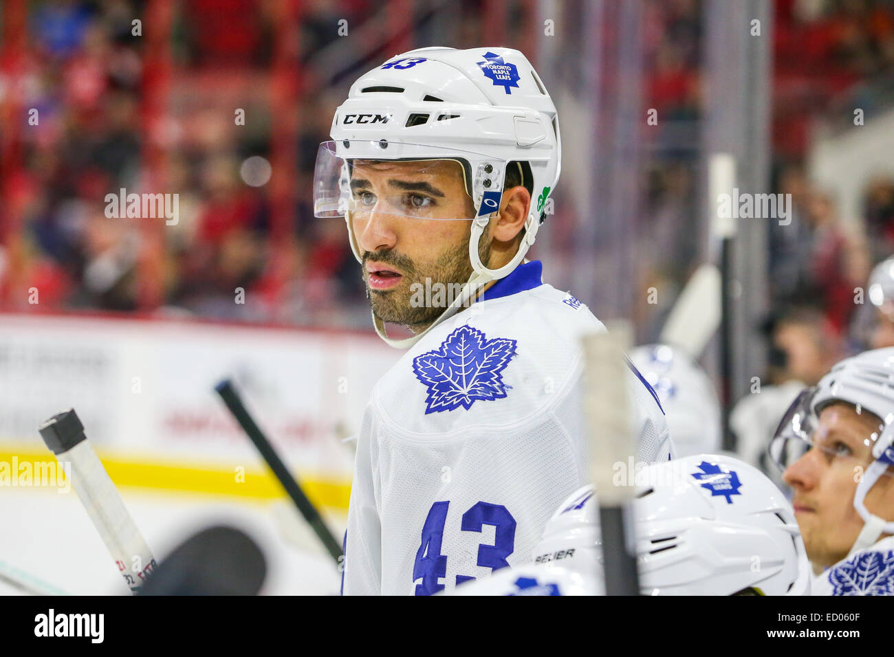 Maple Leafs de Toronto Nazem Kadri centre (43) au cours de la partie de la LNH entre les Maple Leafs de Toronto et les Hurricanes de la Caroline au PNC Arena. Les Hurricanes de la Caroline a défait les Maple Leafs de Toronto 4-1. Banque D'Images