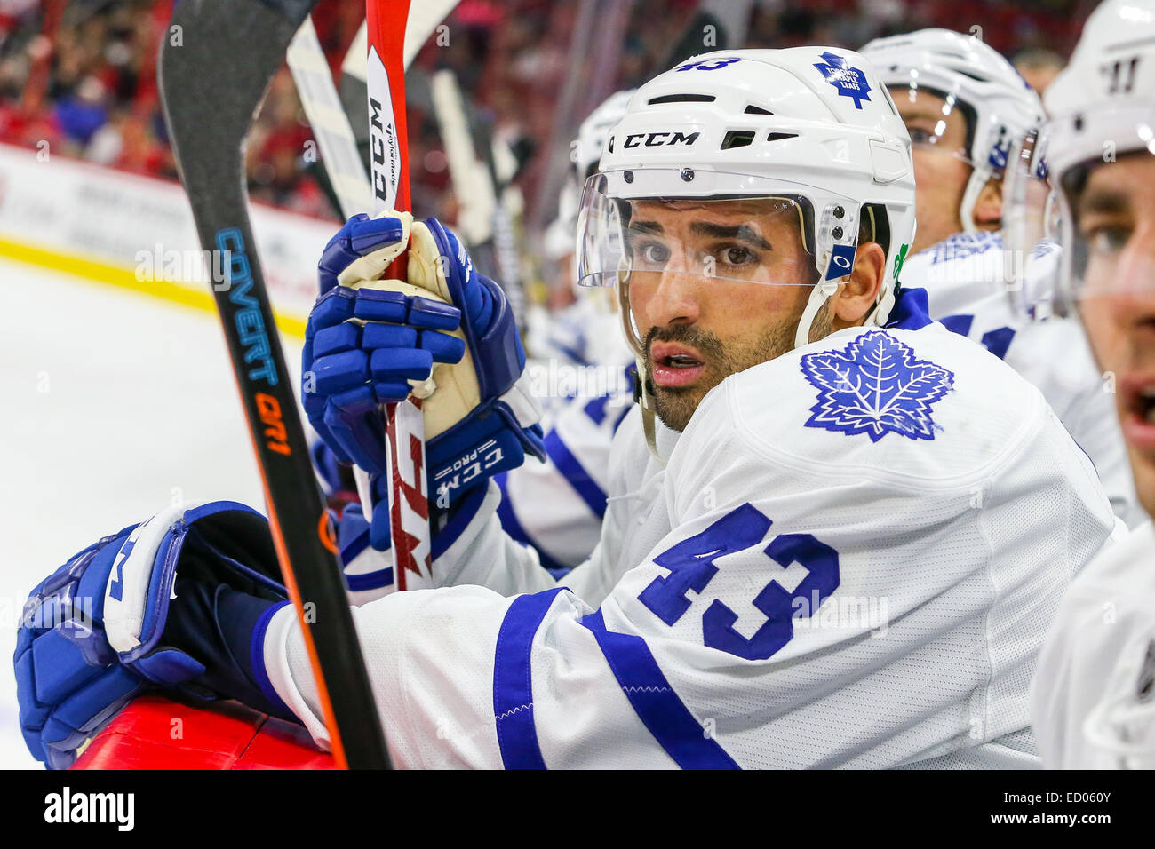 Maple Leafs de Toronto Nazem Kadri centre (43) au cours de la partie de la LNH entre les Maple Leafs de Toronto et les Hurricanes de la Caroline au PNC Arena. Les Hurricanes de la Caroline a défait les Maple Leafs de Toronto 4-1. Banque D'Images