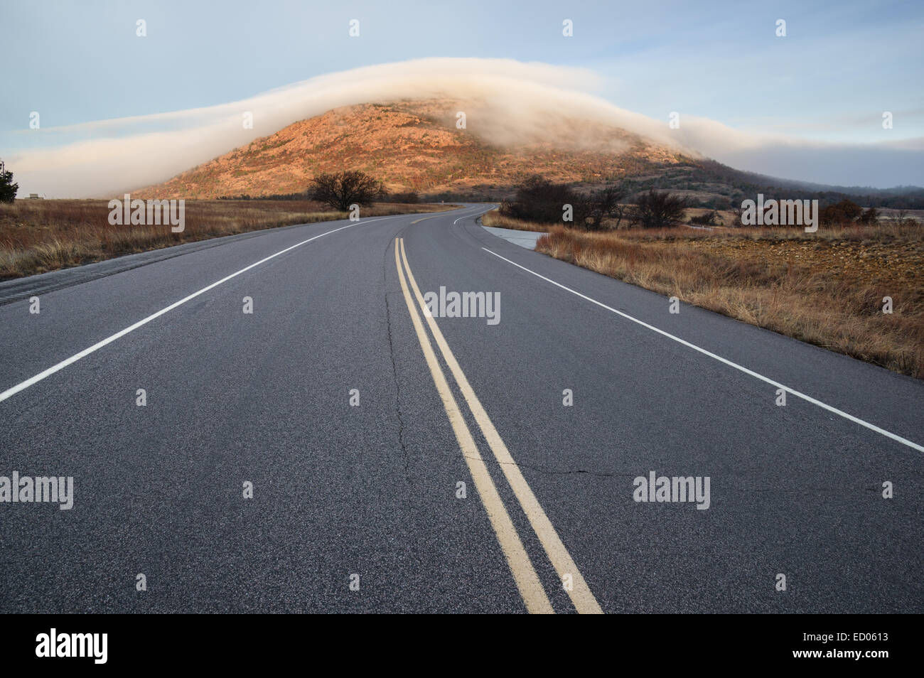 La route 49 mène vers le Mont Scott couverts dans le brouillard dans le refuge faunique Wichita Banque D'Images