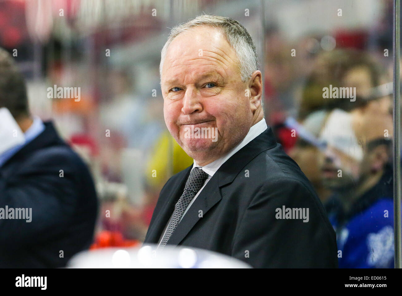 Maple Leafs de Toronto l'entraîneur-chef Randy Carlyle au cours de la partie de la LNH entre les Maple Leafs de Toronto et les Hurricanes de la Caroline au PNC Arena. Les Hurricanes de la Caroline a défait les Maple Leafs de Toronto 4-1. Banque D'Images