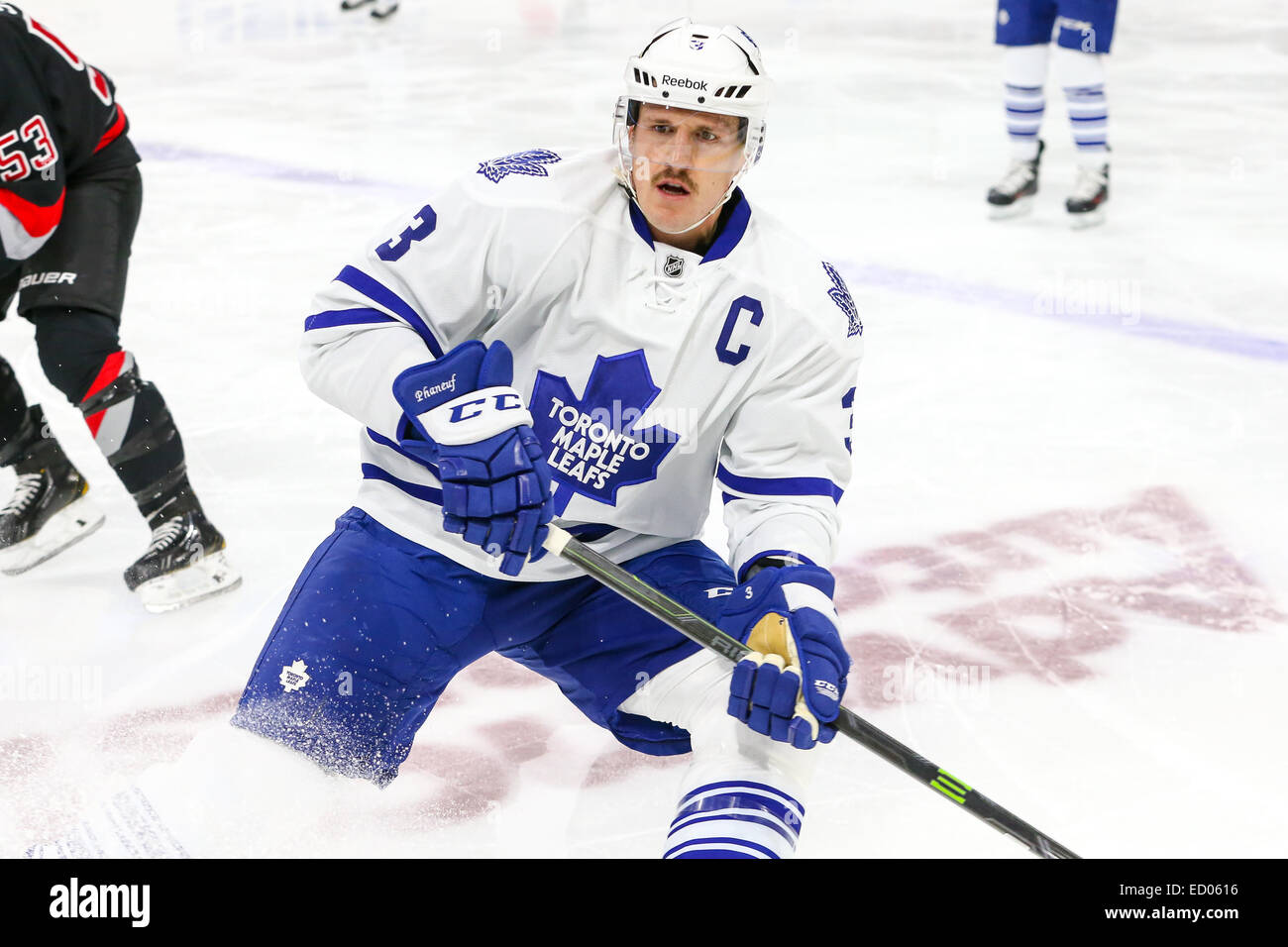 Le défenseur des Maple Leafs de Toronto Dion Phaneuf (3) au cours de la partie de la LNH entre les Maple Leafs de Toronto et les Hurricanes de la Caroline au PNC Arena. Les Hurricanes de la Caroline a défait les Maple Leafs de Toronto 4-1. Banque D'Images