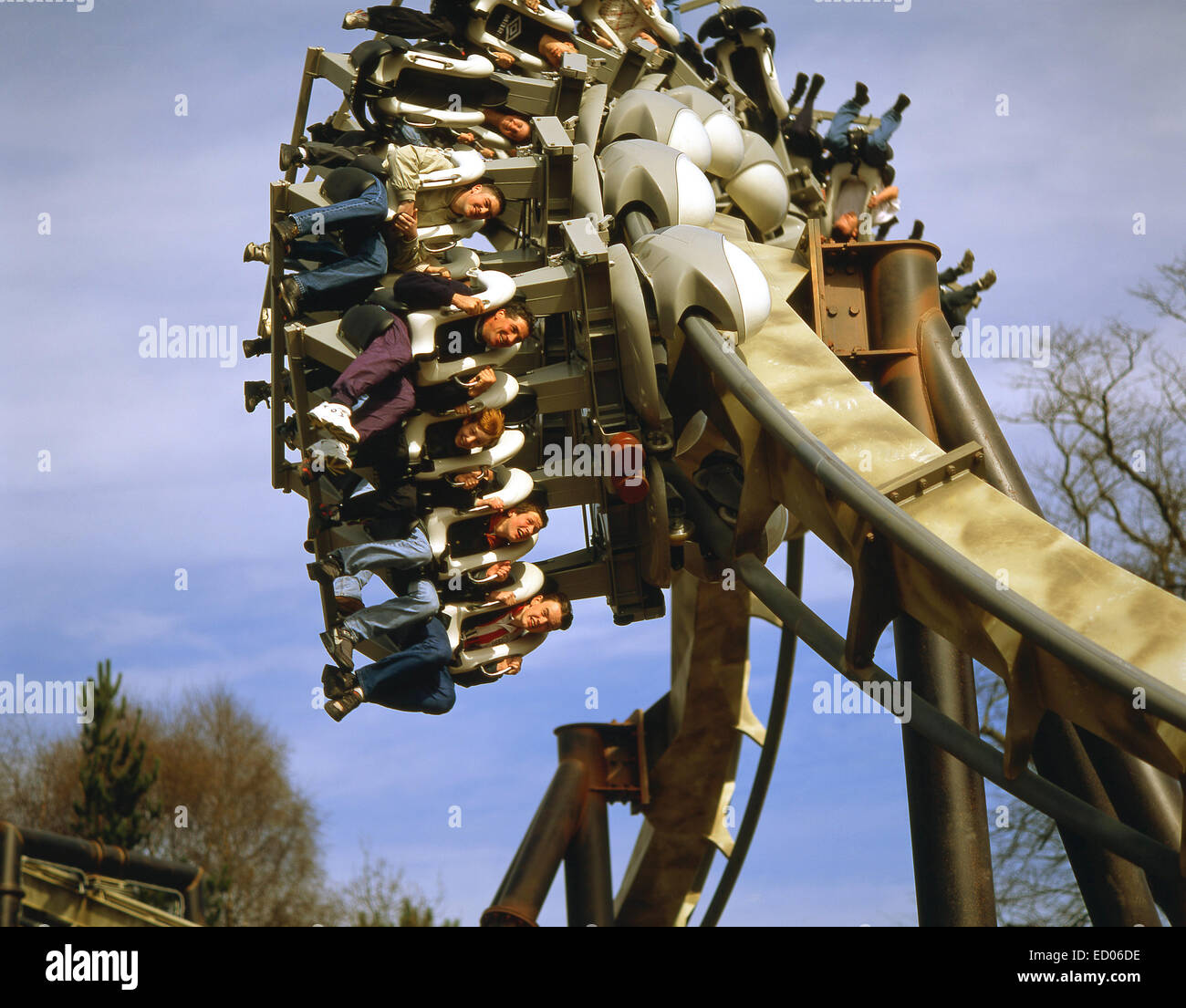 Nemesis' Rollercoaster ride au parc à thème Alton Towers, Alton, Staffordshire, Angleterre, Royaume-Uni Banque D'Images