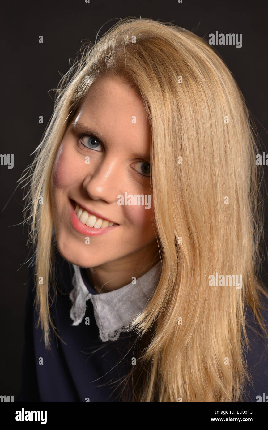 Portrait d'une jeune femme blonde (années 20) Banque D'Images