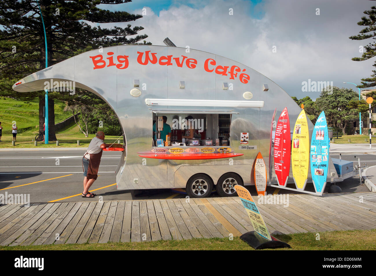 Big Wave Cafe avec menu surfboard signes, stationné à Mount Maunganui beach, New Zealand Banque D'Images