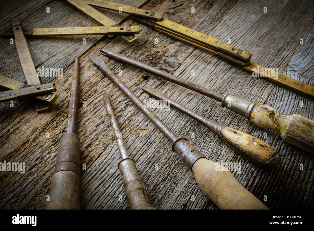 Ancien Ruban à mesurer et un tournevis pour la construction sur fond de bois rustique Banque D'Images