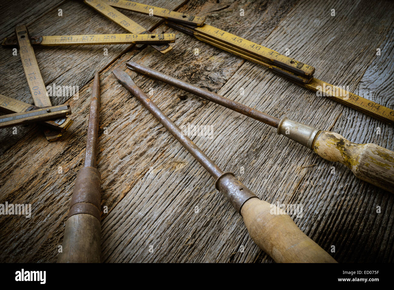 Ancien Ruban à mesurer et un tournevis pour la construction sur fond de bois rustique Banque D'Images