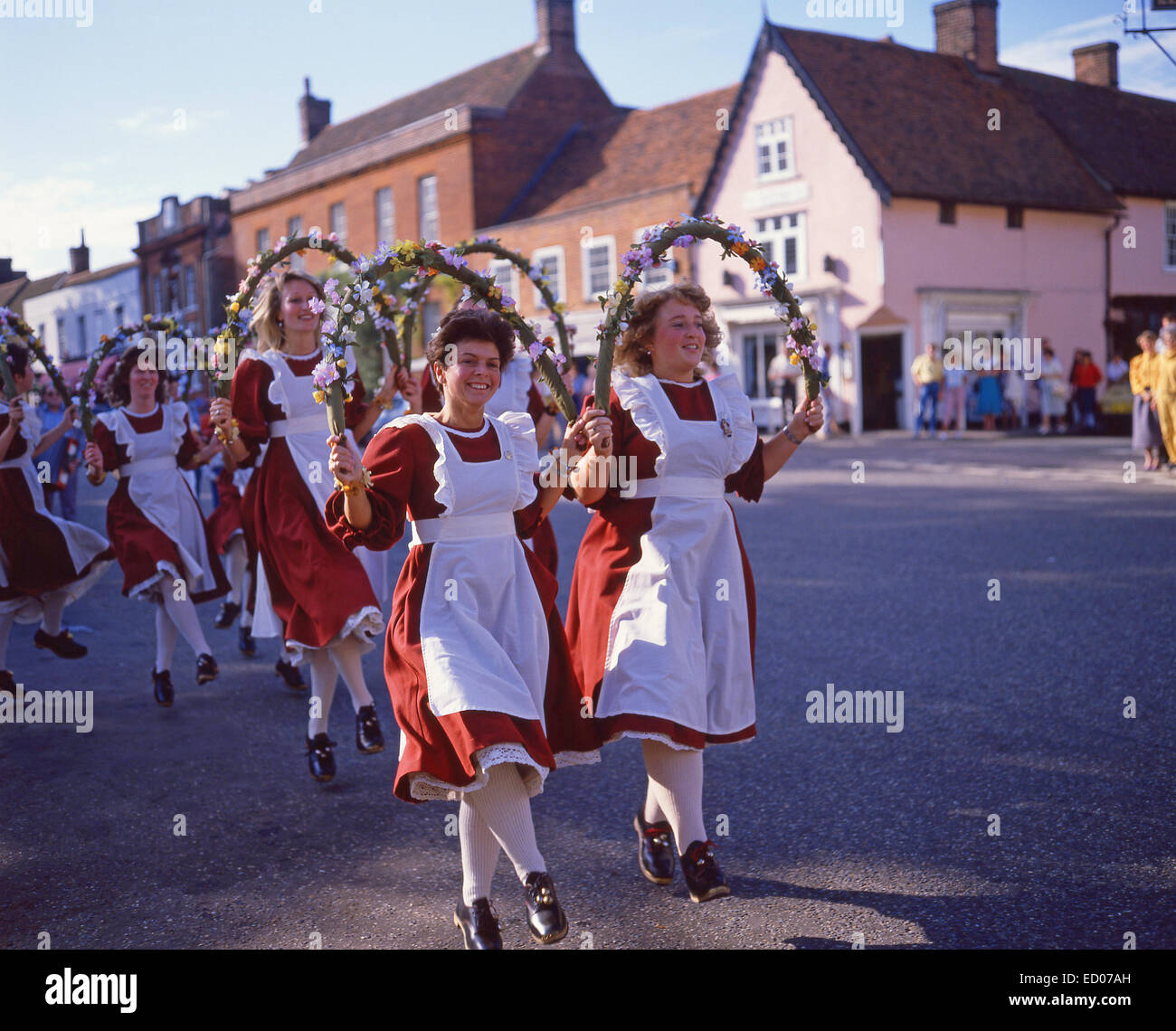 Les jeunes femmes country dancing, Dedham, Essex, Angleterre, Royaume-Uni Banque D'Images