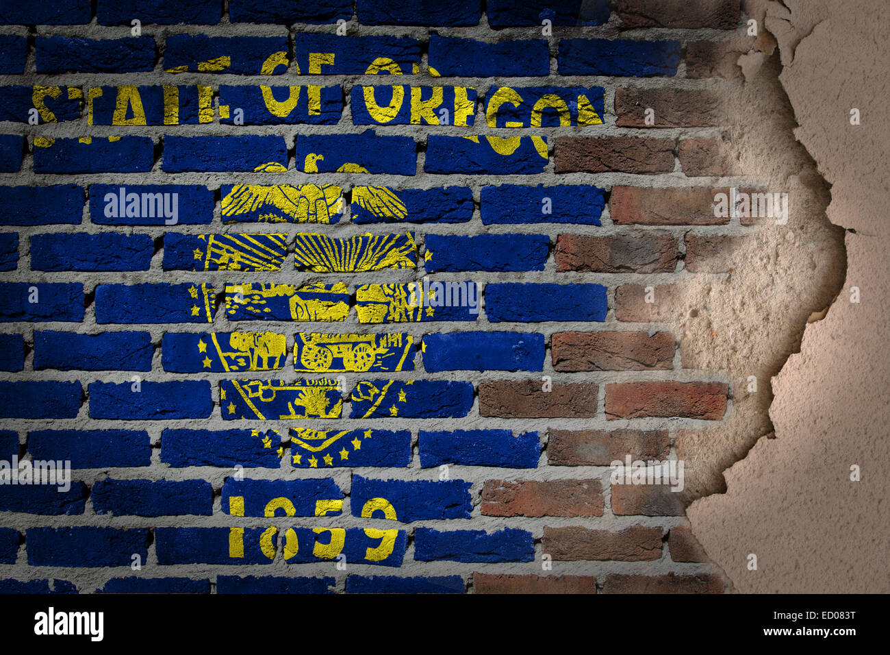 La texture du mur de brique sombre avec du plâtre - drapeau peint sur mur - Oregon Banque D'Images