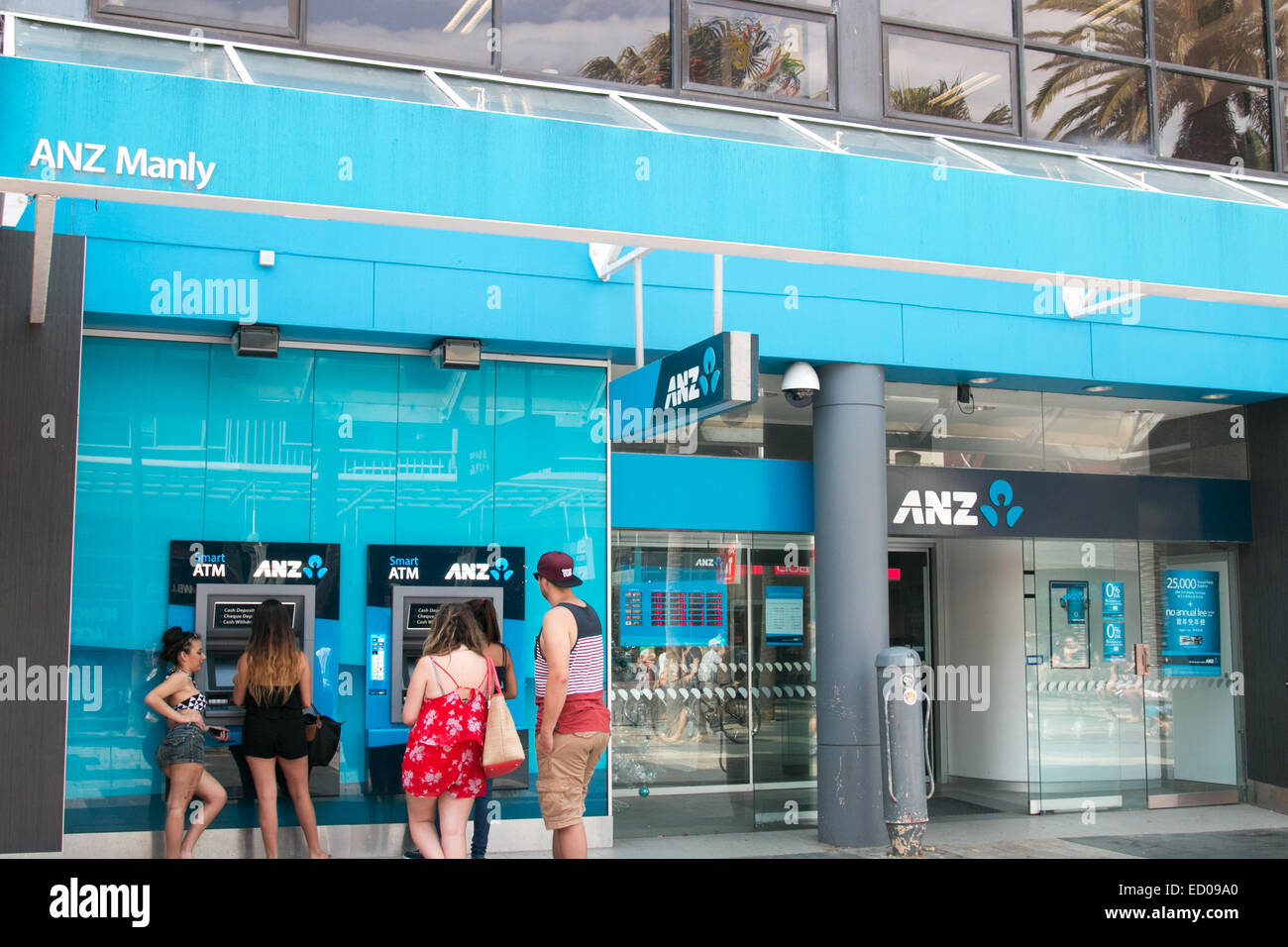 succursale de la banque ANZ dans le corso à Manly Sydney, avec des amis utilisant les distributeurs automatiques de billets, NSW, Australie Banque D'Images