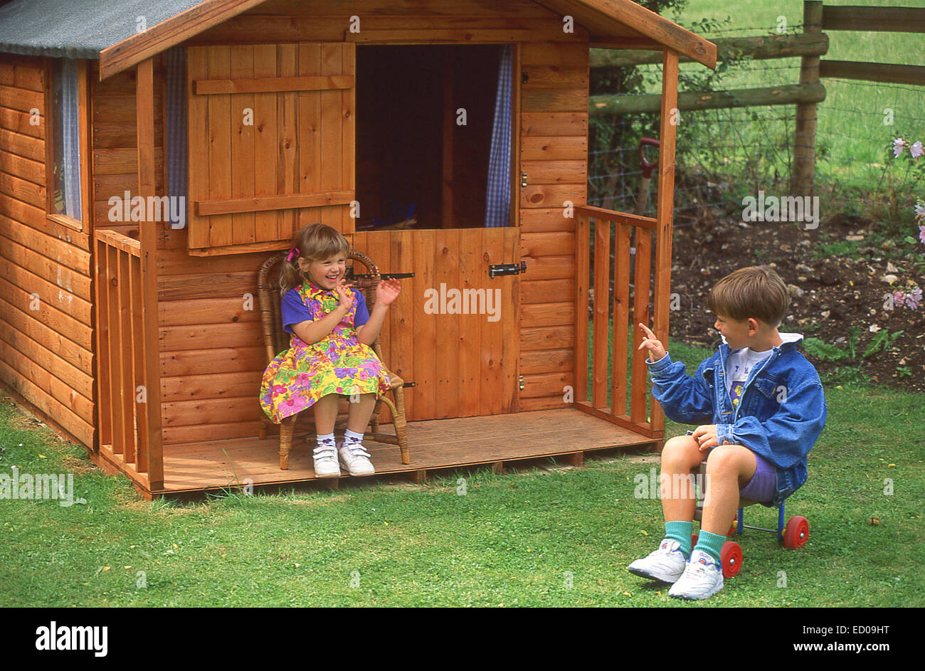 Les jeunes enfants jouer dehors Wendy House, Princes Risborough, Angleterre, Royaume-Uni Banque D'Images