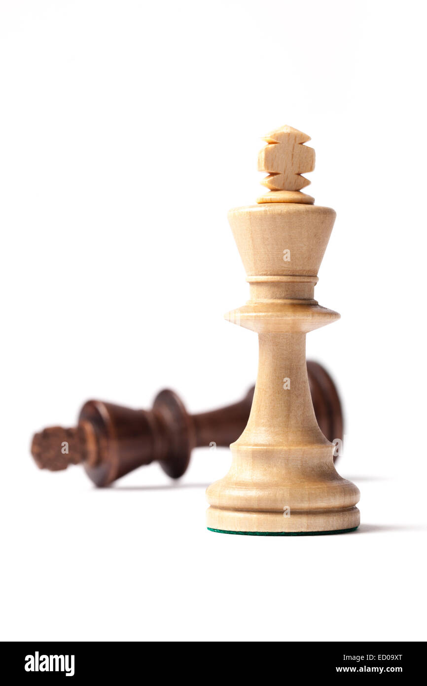 Le roi blanc est vainqueur contre le roi noir chiffres d'échecs Banque D'Images