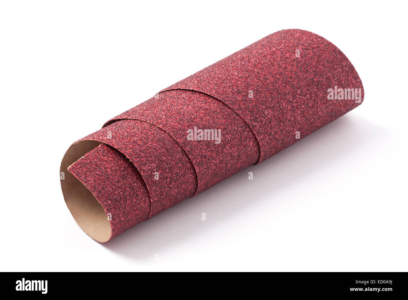 Rouleau de papier de verre grossier isolé sur fond blanc. Banque D'Images