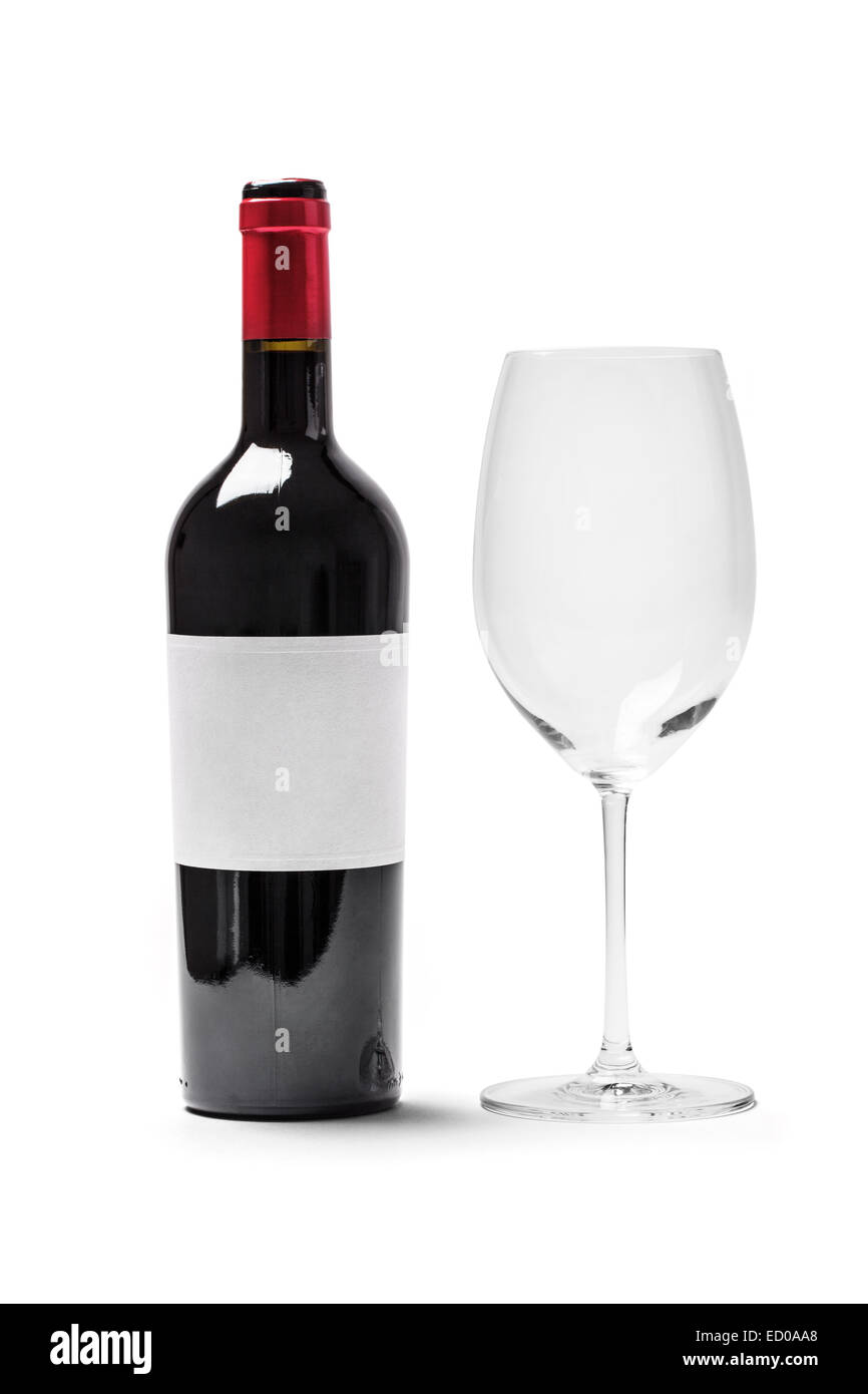 Bouteille de vin rouge avec du verre (with clipping path), isolé sur fond blanc. Banque D'Images