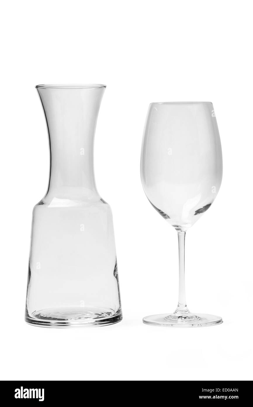 Verre à vin rouge vide et carafe - with clipping path, isolé sur fond blanc. Banque D'Images