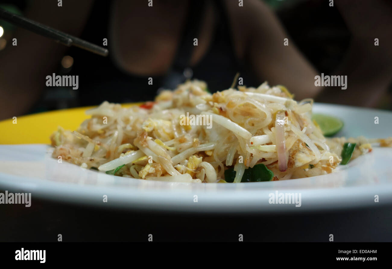 Pad Thai, sauté de plat de nouilles de riz servi dans un restaurant, Bangkok, Thaïlande. Banque D'Images