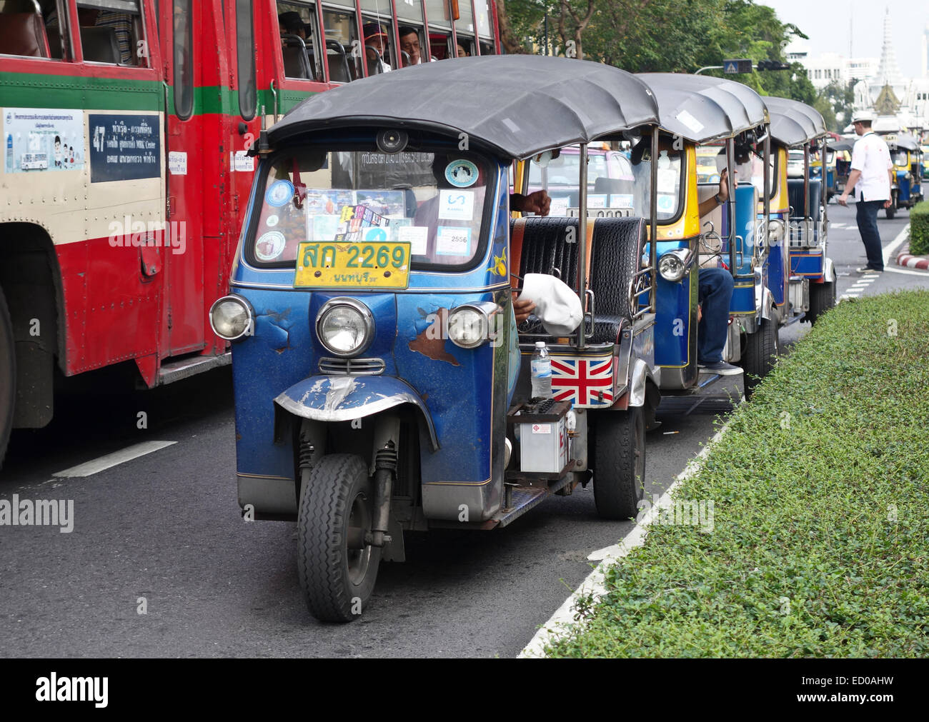 Tuk-tuks alignés dans une rue de Bangkok, Thaïlande, Asie du sud-est. Banque D'Images