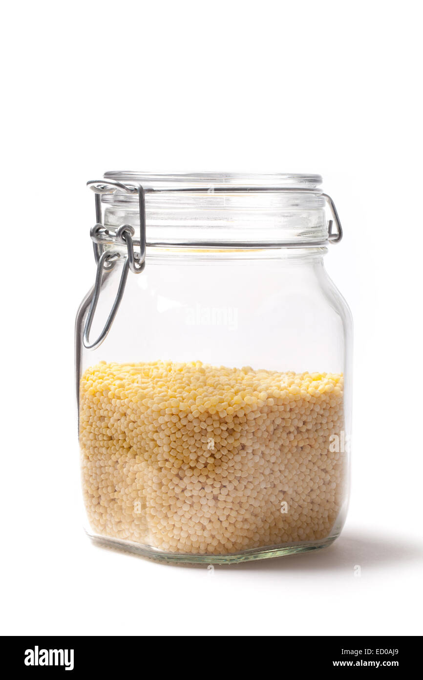 Photo de couscous dans un pot isolé sur blanc. Banque D'Images