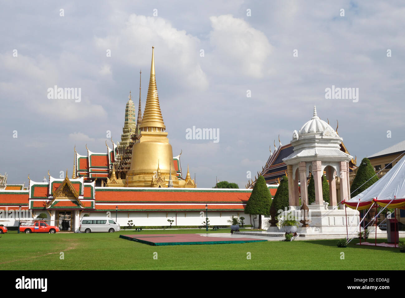 Wat Phra Kaew temple bouddhiste, de la cour extérieure du roi grand palace, Bangkok, Thaïlande. En Asie du sud-est. Banque D'Images