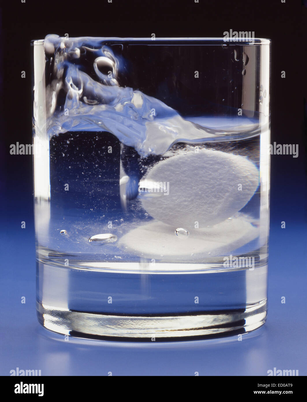 Comprimés solubles Dissolution dans un verre d'eau (studio shoot), Greater London, Angleterre, Royaume-Uni Banque D'Images