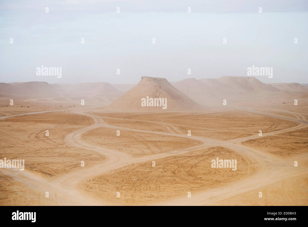 Pneus en paysage désertique, Tozeur, Tunisie Banque D'Images