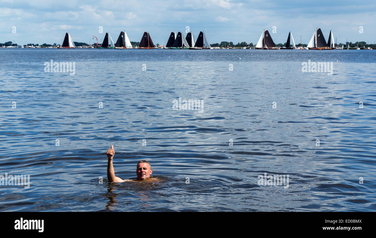 Aux Pays-Bas, l'homme nager dans le lac Banque D'Images