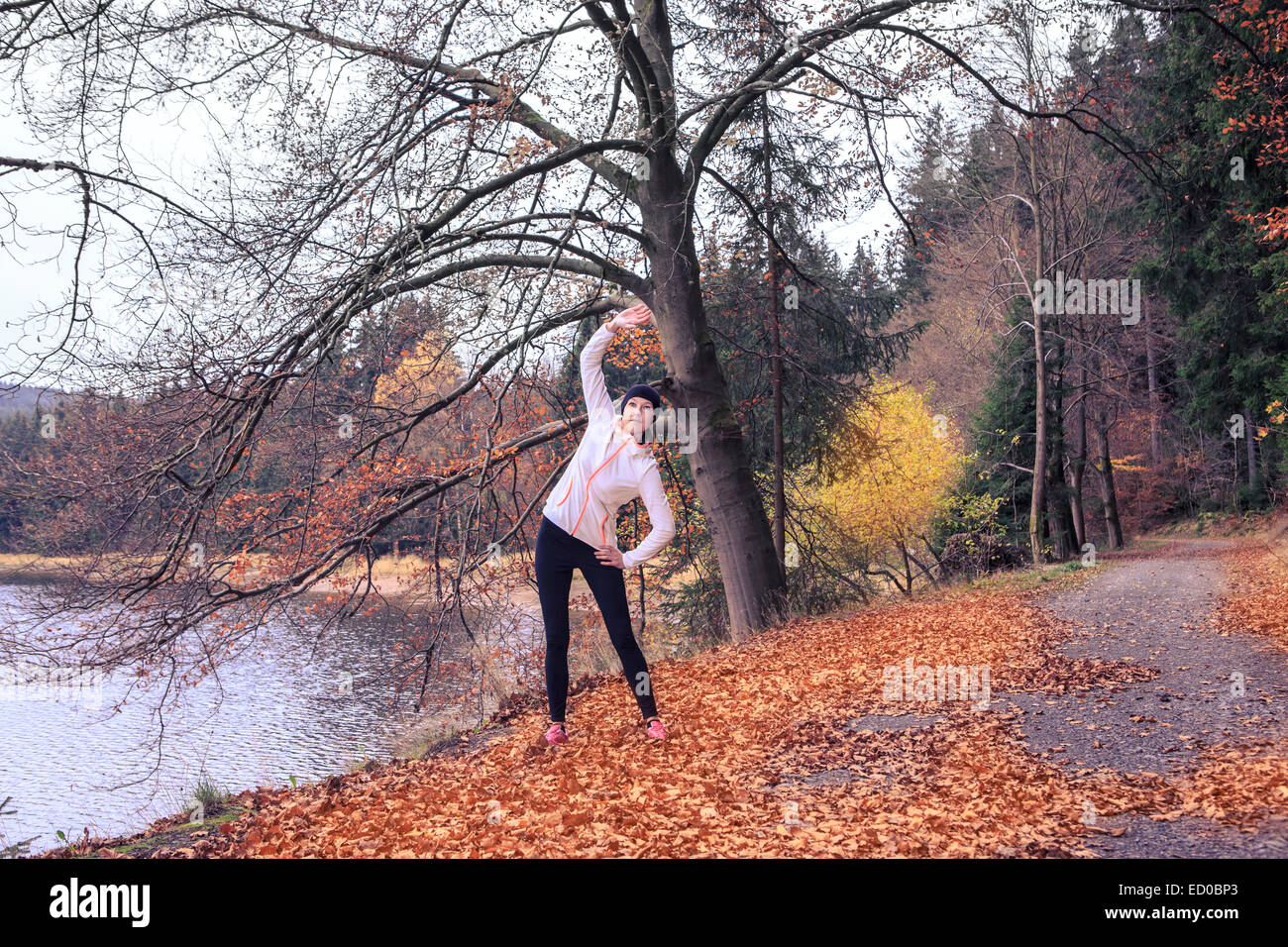 Femme en forêt au bord du lac Banque D'Images