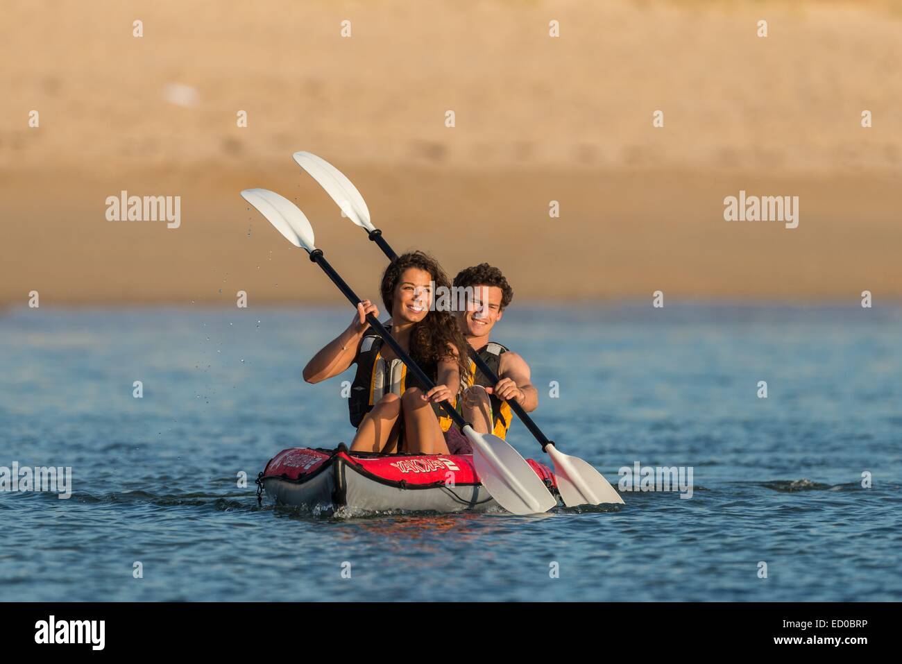 France, Morbihan, Locmariaquer, couple en kayak Banque D'Images