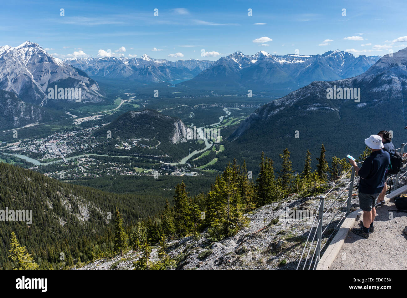 Le Canada, l'Alberta, parc national de Banff, deux personnes regardant vue depuis le mont Sulphur Banque D'Images
