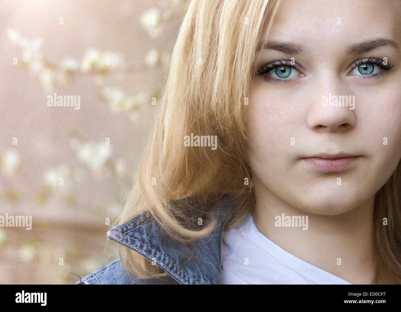 Girl (14-15) aux yeux bleus Banque D'Images