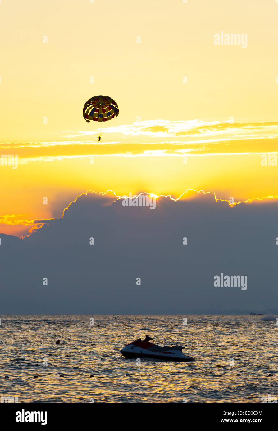 Le parapente et le jet ski au coucher du soleil Banque D'Images