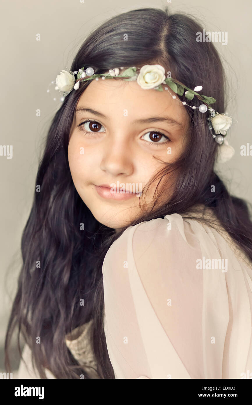 Little girl (6-7) portrait en blanc Banque D'Images