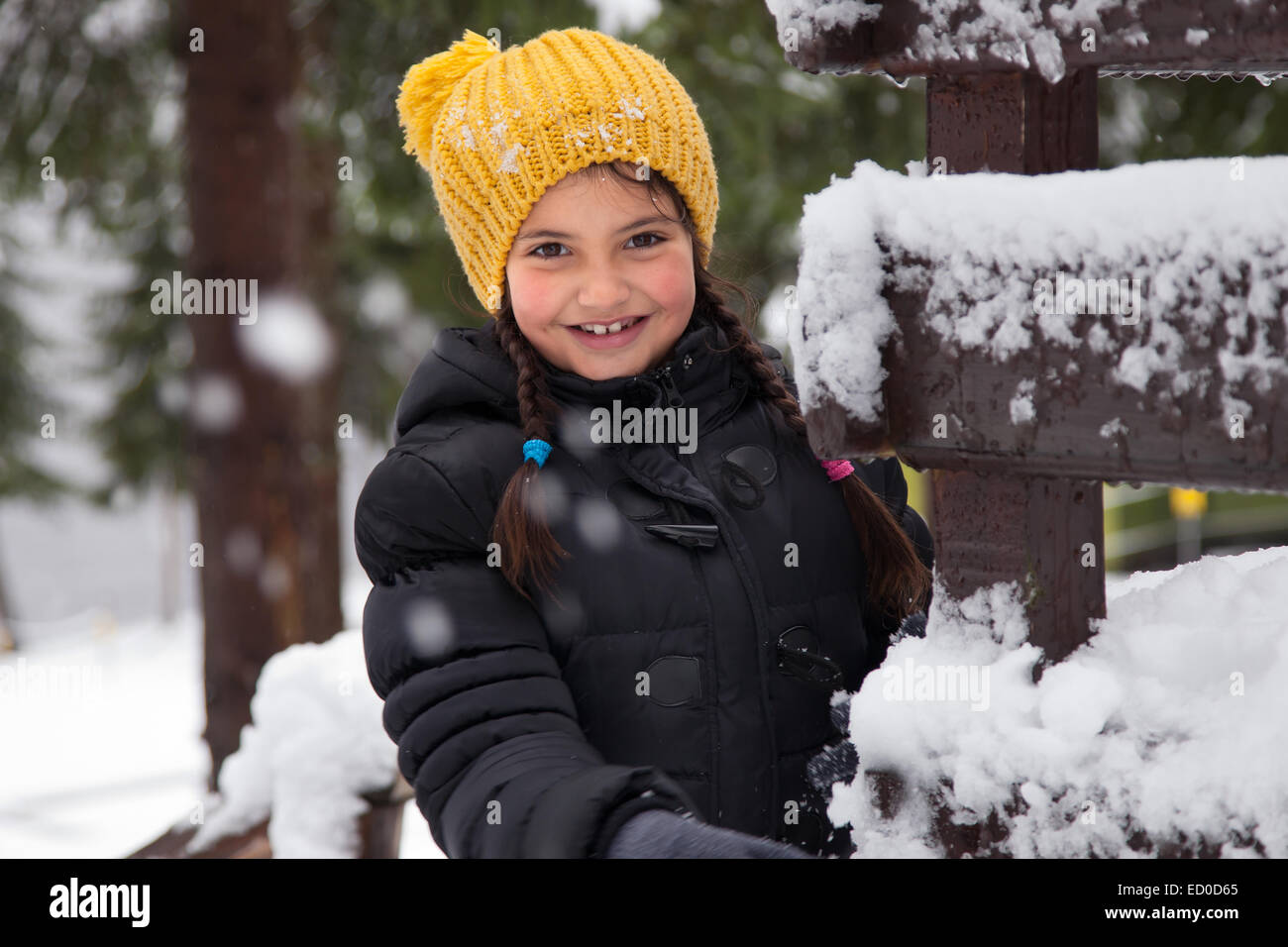 Smiling girl (6-7) in yellow hat Banque D'Images