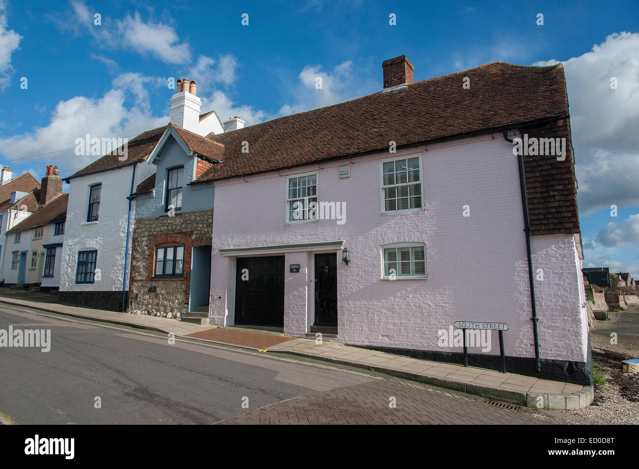 Bâtiments de couleur pastel dans South Street, Havant, Hampshire, Angleterre, Royaume-Uni. Banque D'Images