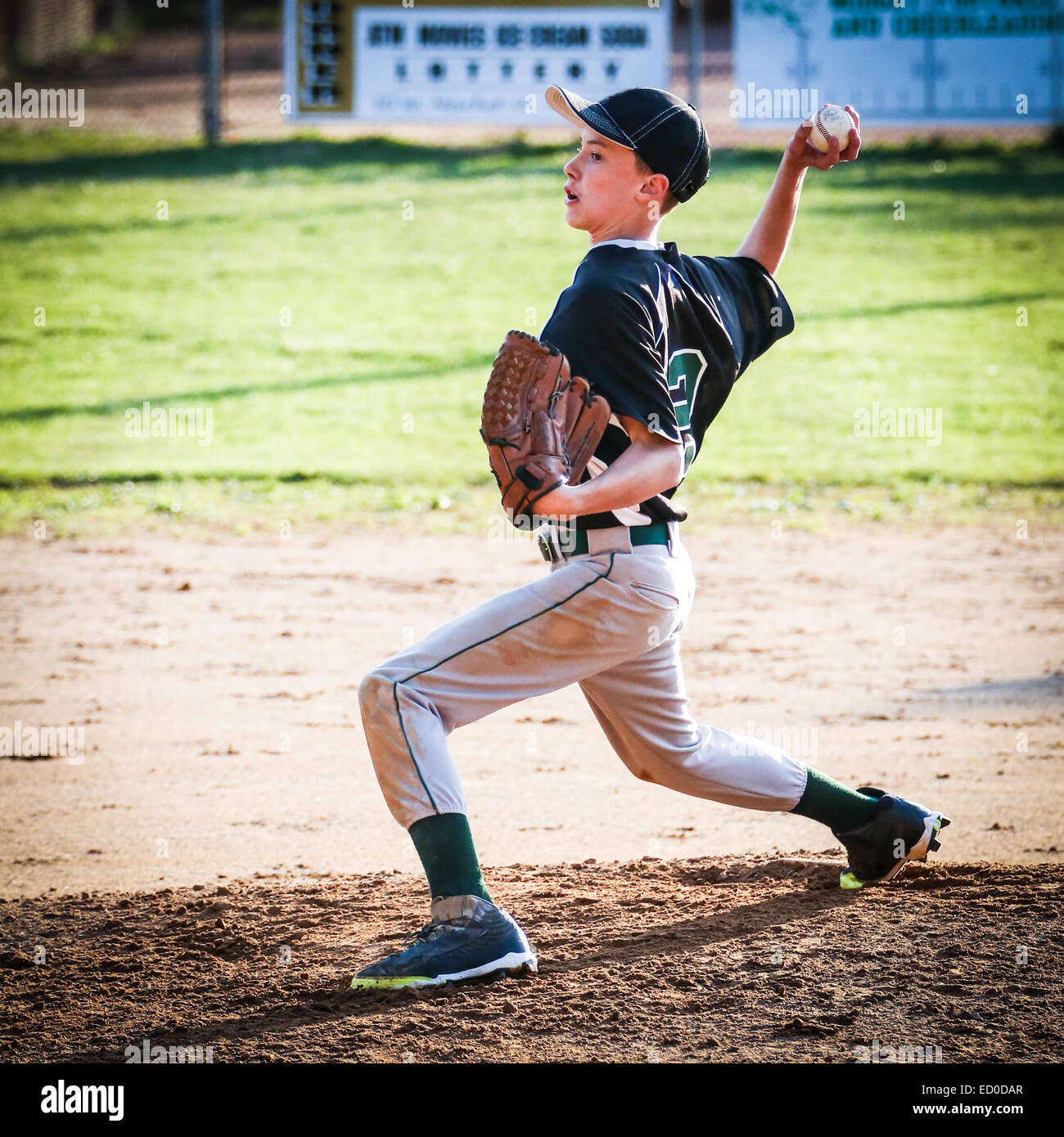 USA, jeune garçon (10-11) sur pitching pitchers mound Banque D'Images