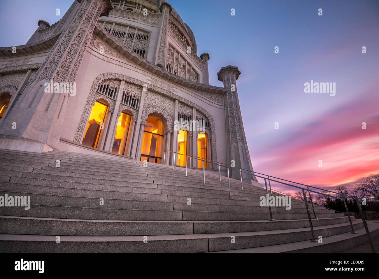 États-unis, Illinois, Chicago, Evanston, Temple Bahai temple illuminé, contre moody sunset sky Banque D'Images