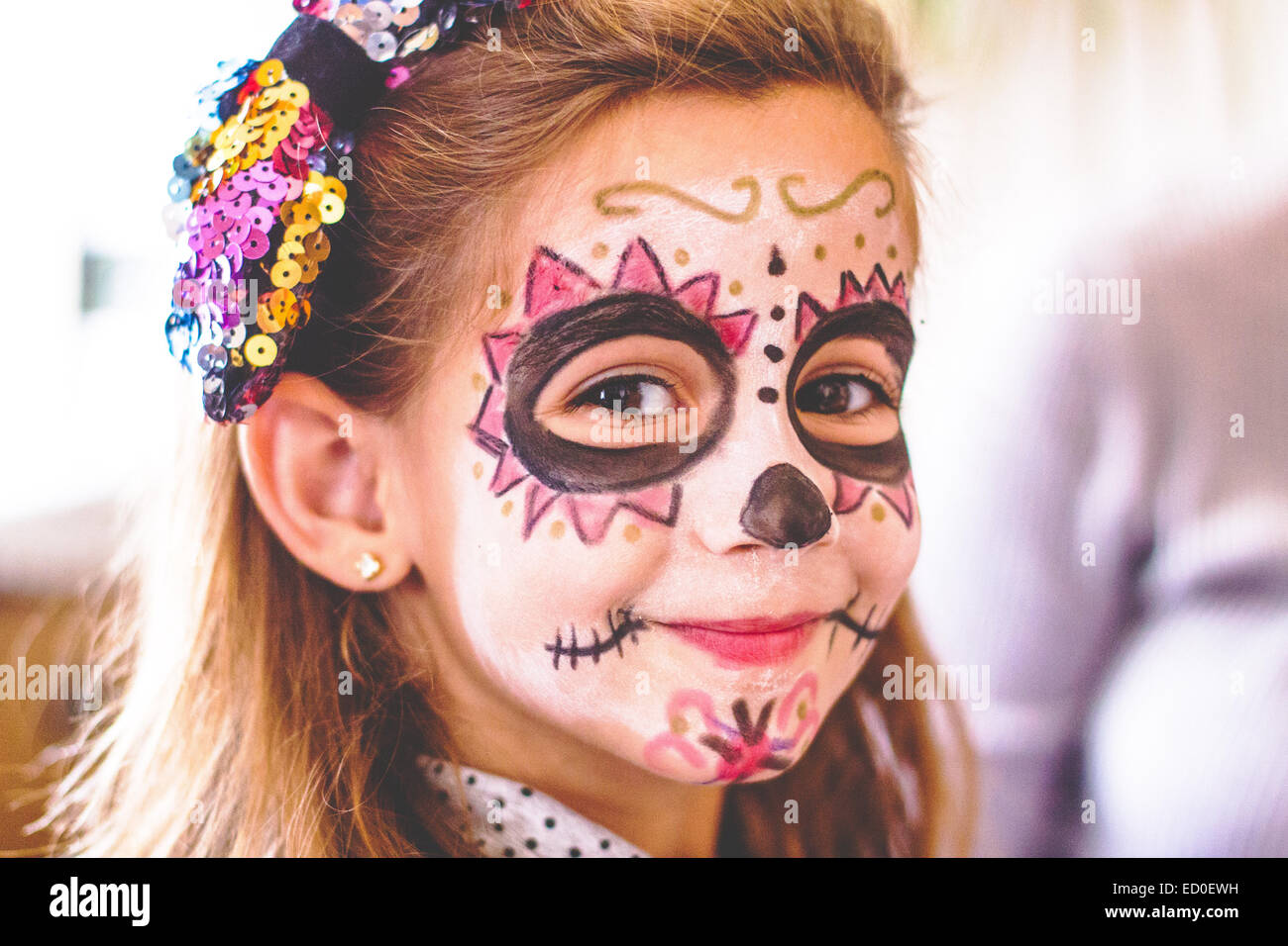 Portrait d'une fille souriante avec la peinture du visage du crâne Banque D'Images